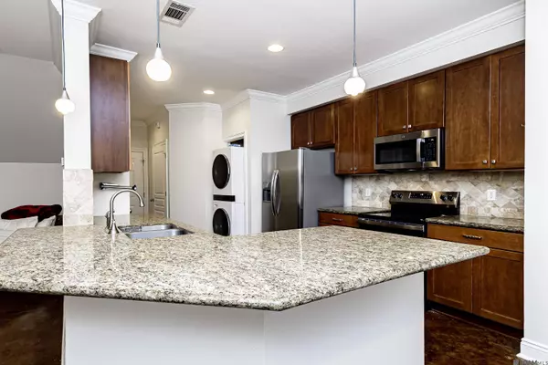 Baton Rouge, LA 70820,8000 Stonelake Village Ave ##406