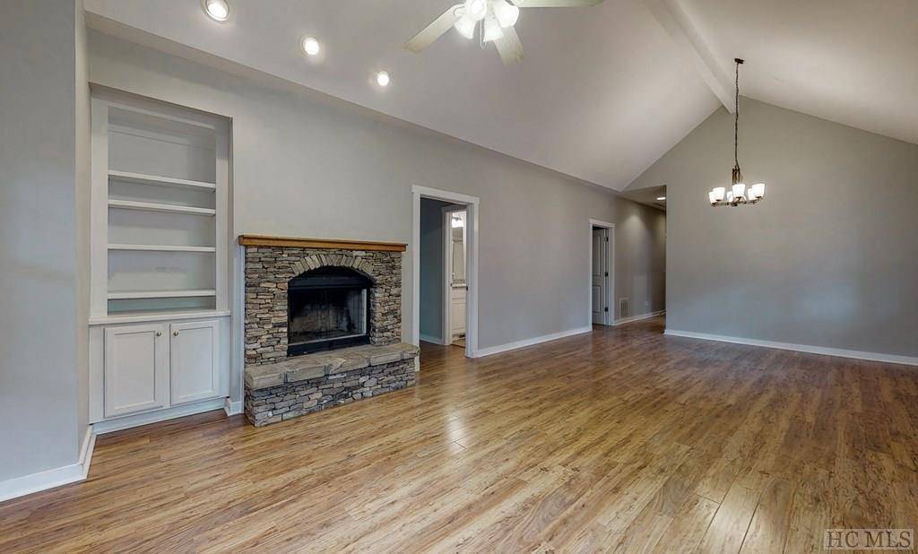Highlands, NC 28741,36 Wood Lily WAY