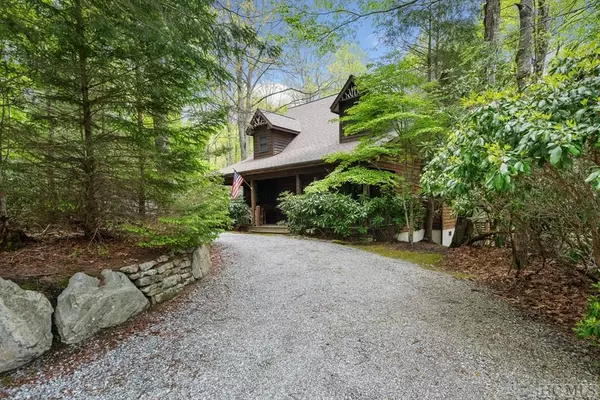 105 Highland Bog CT, Sapphire, NC 28774