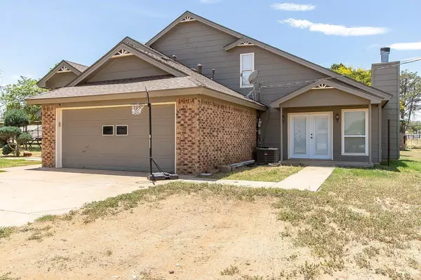 Sundown, TX 79372,906 Terry Avenue