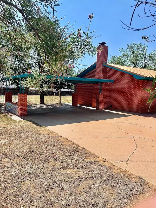 Olton, TX 79064,401 S Ave C