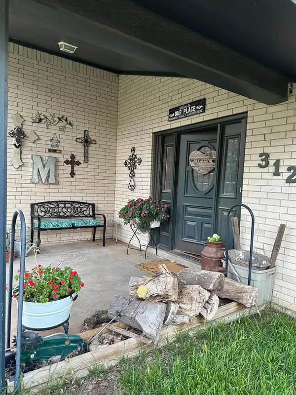 312 W 9th Street, Hale Center, TX 79041