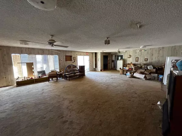 Seagraves, TX 79359,912 16th Street