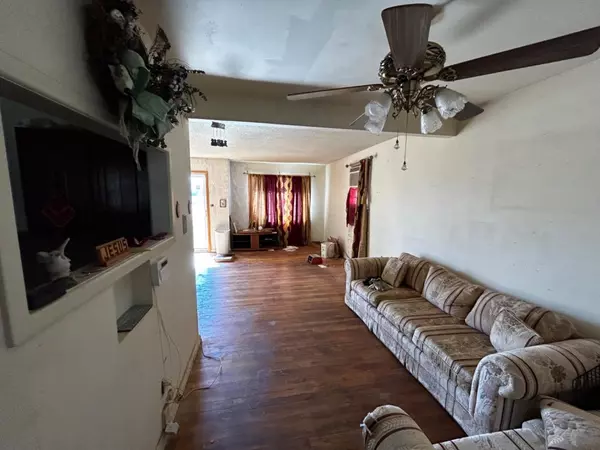 Seagraves, TX 79359,912 16th Street