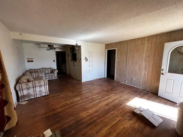 Seagraves, TX 79359,912 16th Street