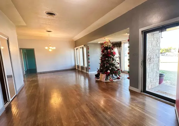 Post, TX 79356,915 W Main