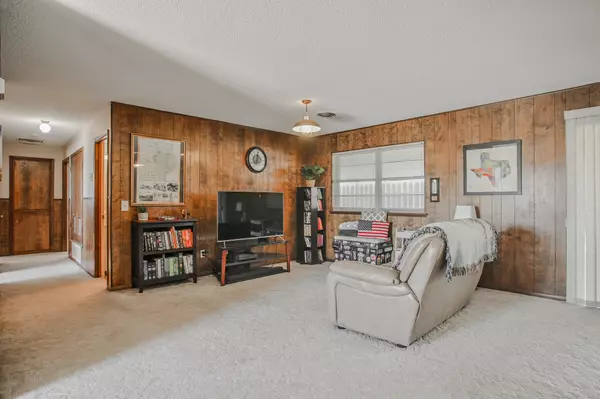 Floydada, TX 79235,128 W Mae Avenue