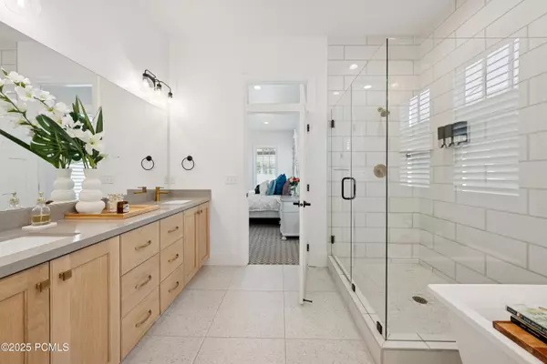 South Jordan, UT 84009,10888 S Lake Island DR Drive #166