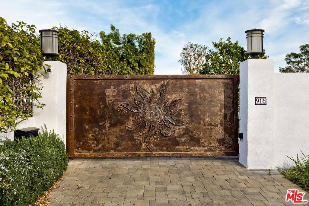 Pacific Palisades, CA 90272,916 Chautauqua BLVD