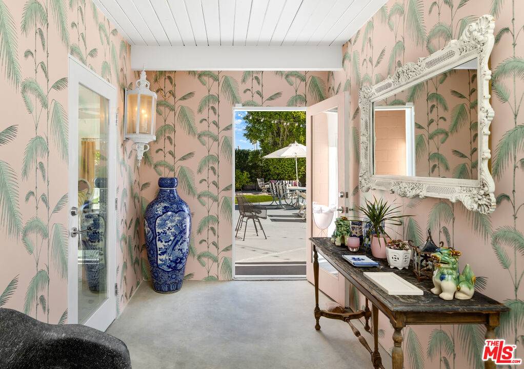 Palm Springs, CA 92262,1818 N Berne DR