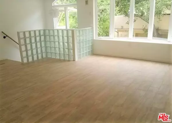 Beverly Hills, CA 90210,9846 Yoakum DR