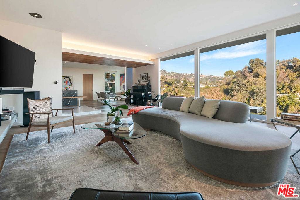 Beverly Hills, CA 90210,9354 Readcrest DR