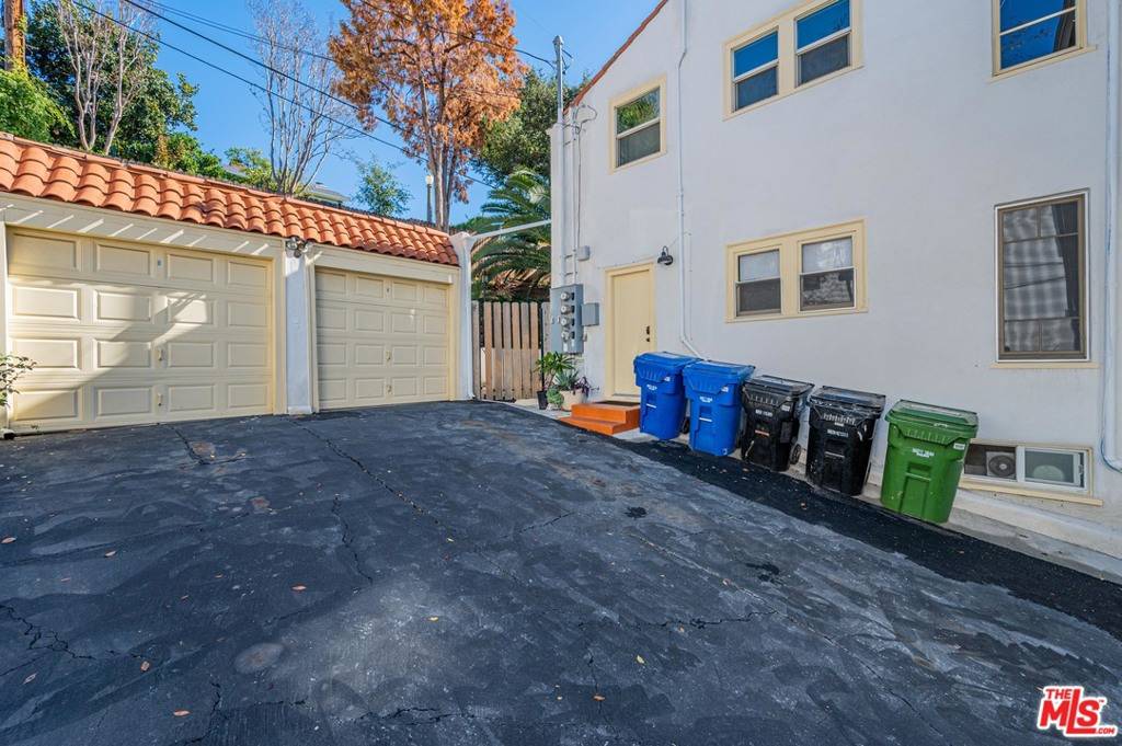 Los Angeles, CA 90068,2146 Beachwood TER