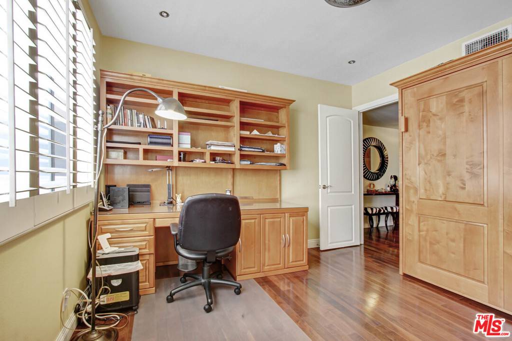 Beverly Hills, CA 90210,423 N Palm DR #205