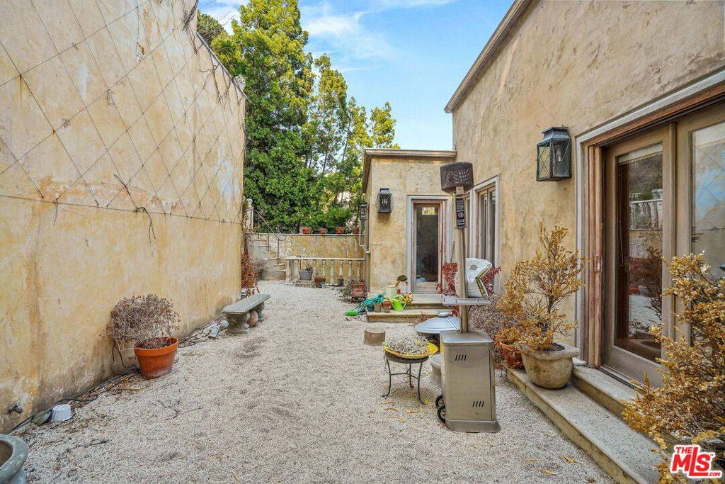 Beverly Hills, CA 90210,9309 Lloydcrest DR