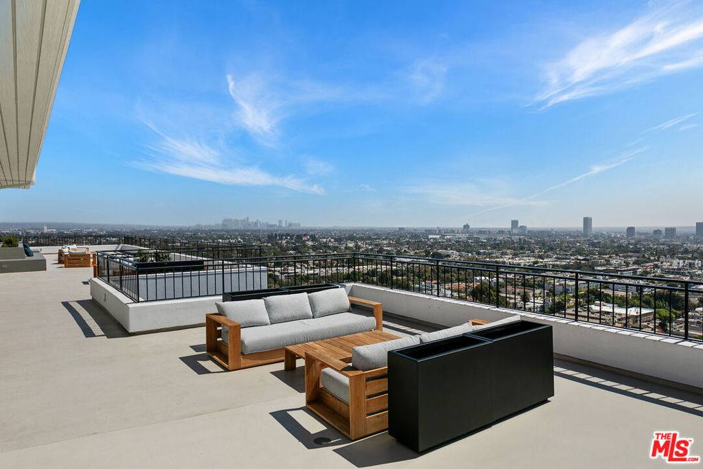 West Hollywood, CA 90069,1100 Alta Loma RD #508