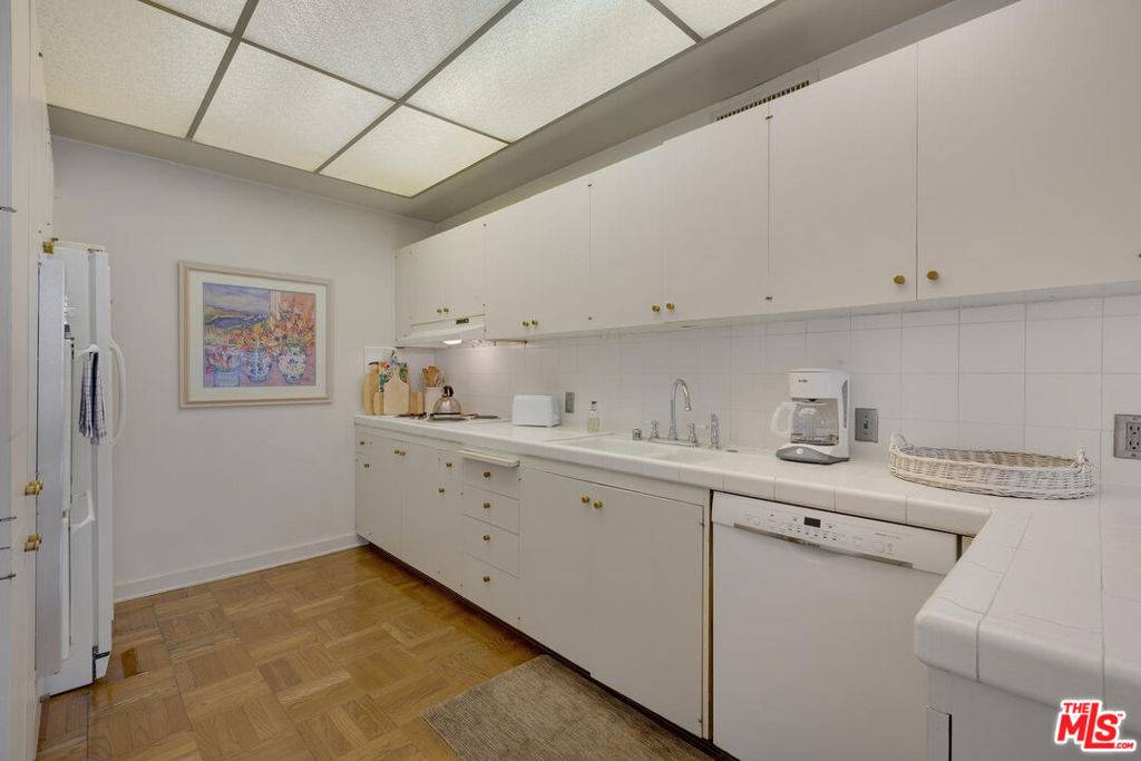 West Hollywood, CA 90069,9255 DOHENY RD #1401