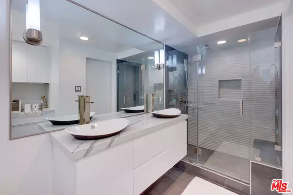 Marina Del Rey, CA 90292,4316 Marina City DR #725