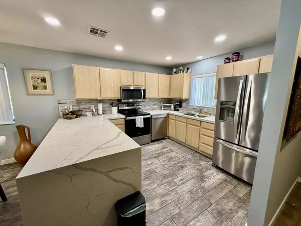 Palm Desert, CA 92260,207 Lakecrest LN