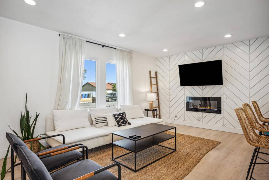 2881 N Cypress RD, Palm Springs, CA 92262