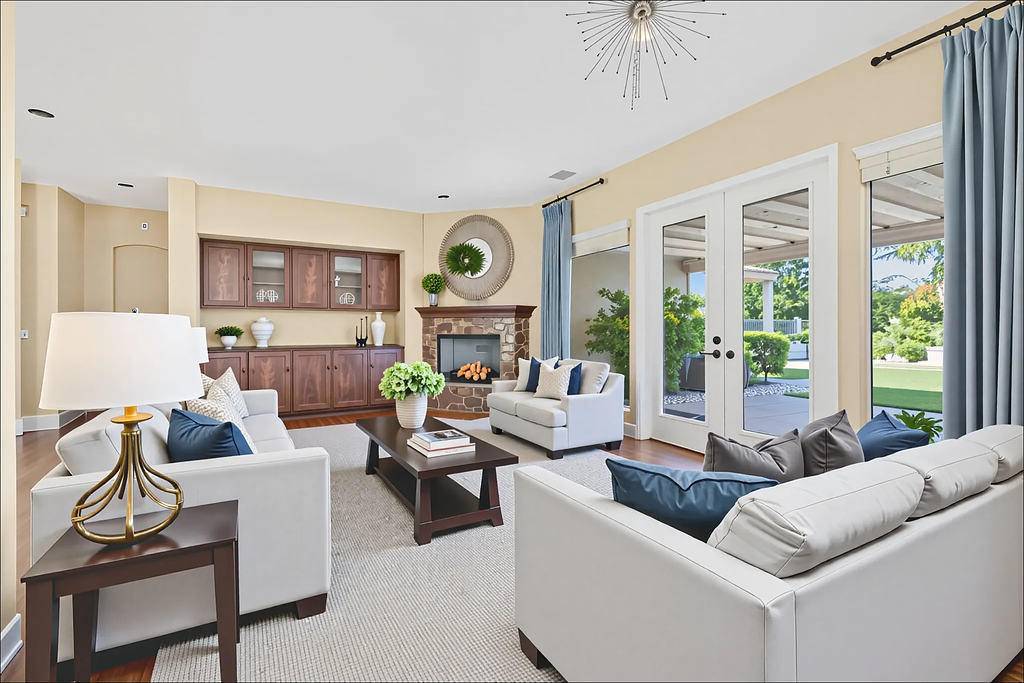 Rancho Mirage, CA 92270,3 Champagne CIR