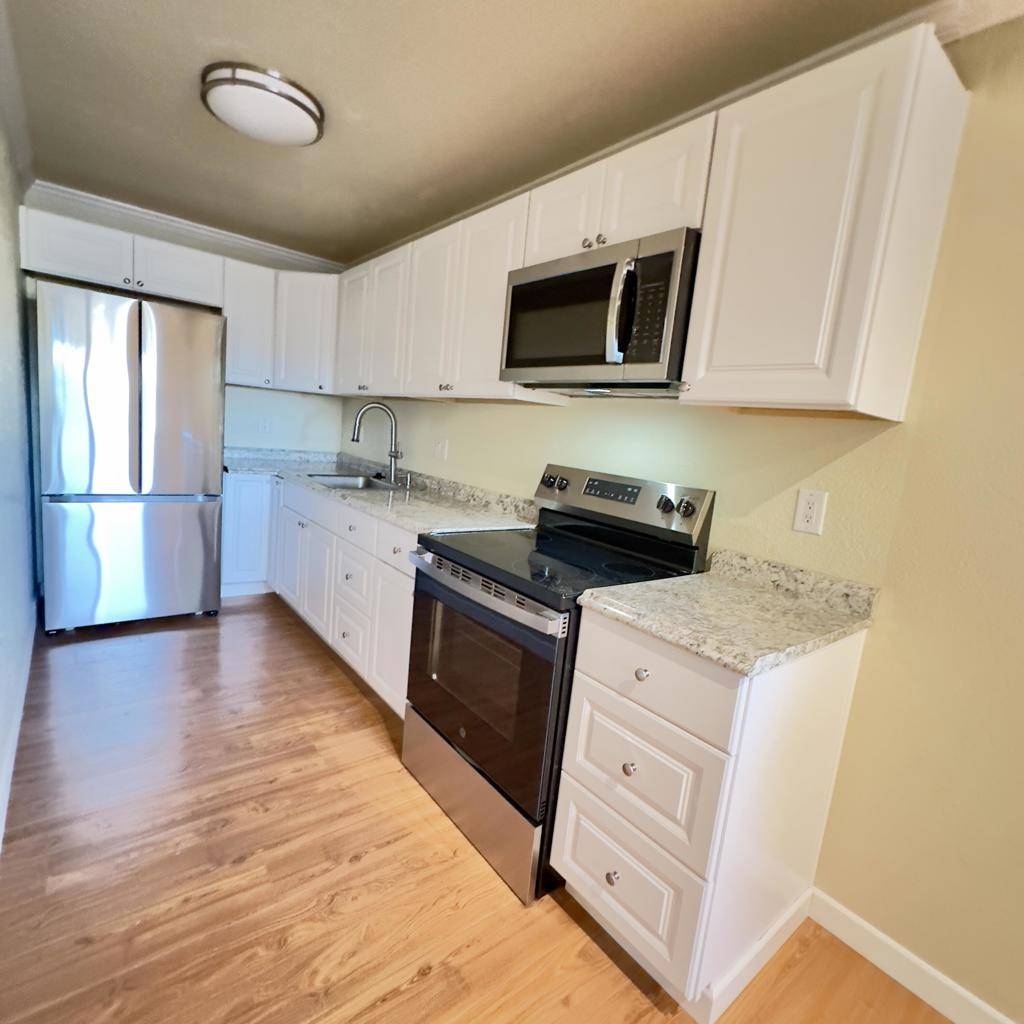 675 N Los Felices CIR #201, Palm Springs, CA 92262