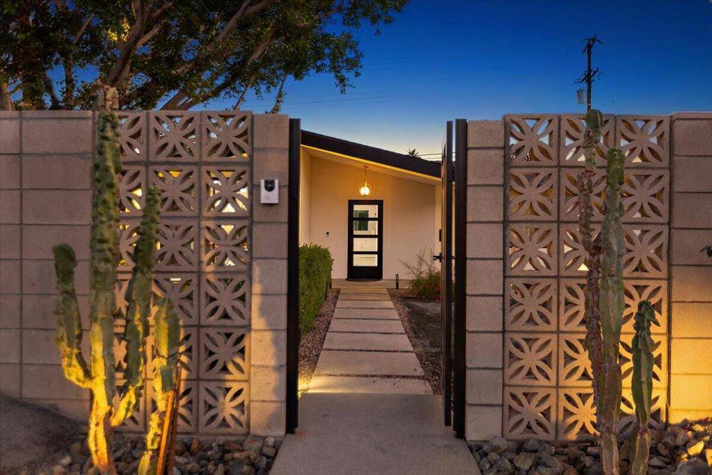 Palm Springs, CA 92262,565 W Yorba RD
