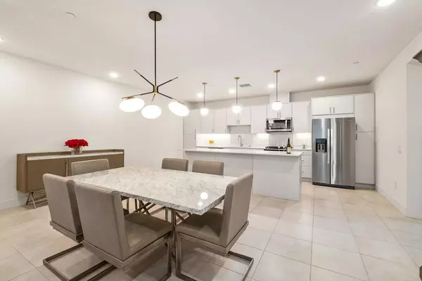 Palm Springs, CA 92262,211 The
