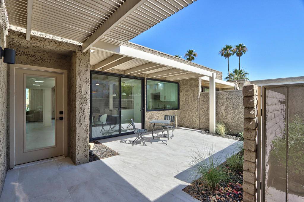 Palm Springs, CA 92262,842 N Calle De Pinos