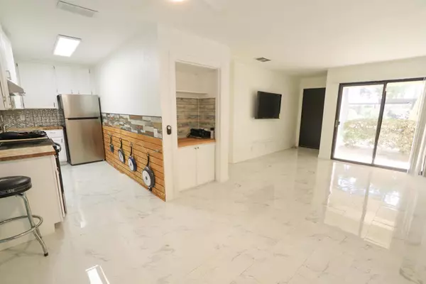 751 N Los Felices CIR W #M109, Palm Springs, CA 92264