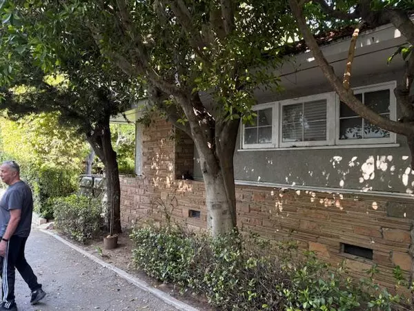Sherman Oaks, CA 91423,14318 Dickens ST