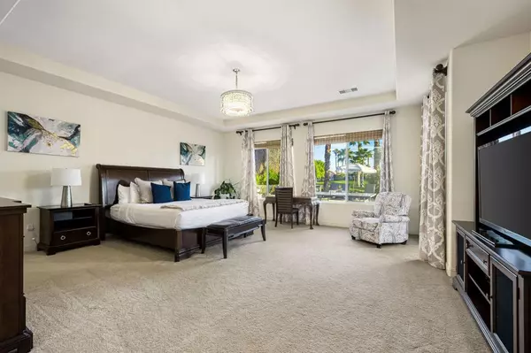 La Quinta, CA 92253,81390 Golf View DR