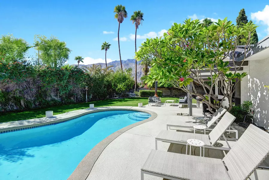 1031 E El Conquistador, Palm Springs, CA 92262