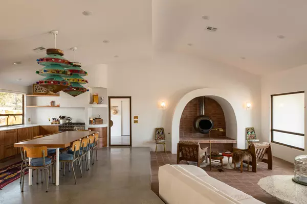 Joshua Tree, CA 92252,60233 Melton TRL