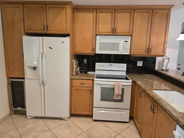 Cathedral City, CA 92234,28667 Taos CT