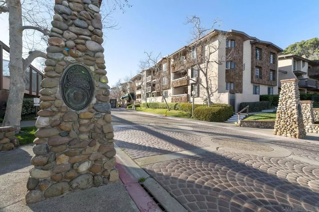 La Jolla, CA 92037,8880 Villa La Jolla Dr. #106