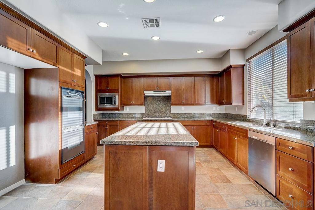 San Marcos, CA 92078,1896 Shadetree Dr