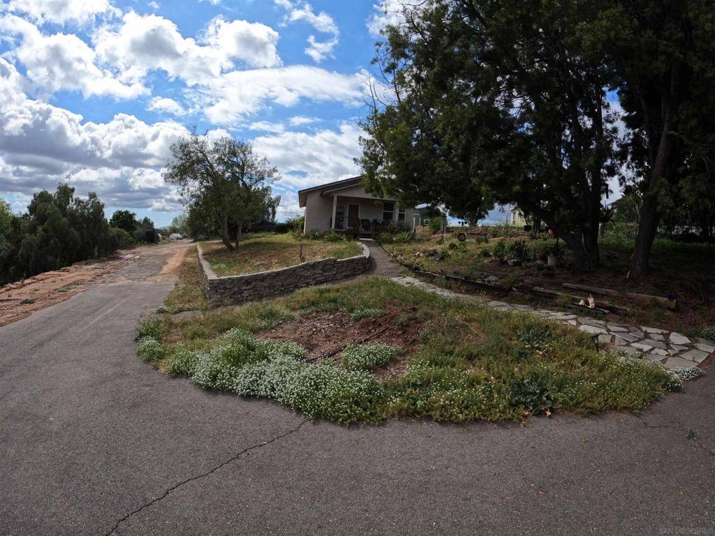 202 N Stage Coach Ln, Fallbrook, CA 92028