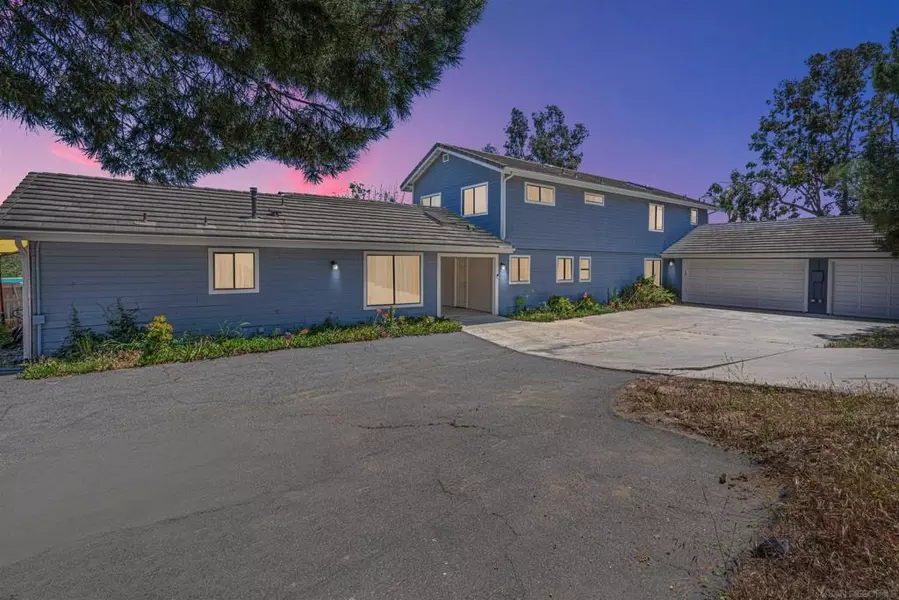 9452 Circle R Dr, Escondido, CA 92026