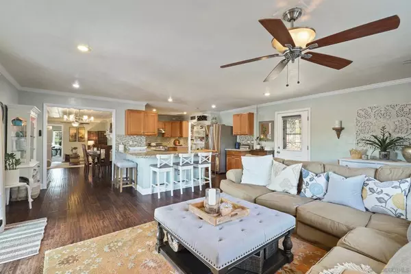 CA 91916,9215 Oak Grove