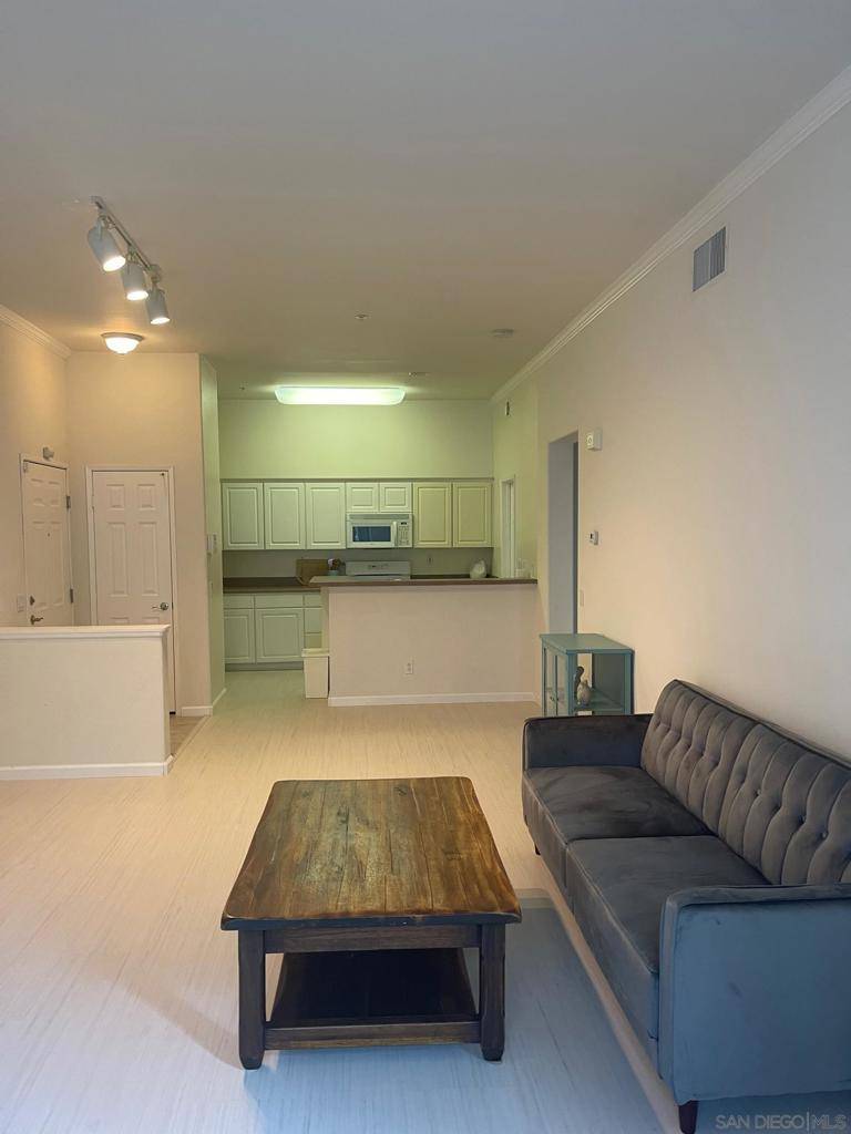 San Diego, CA 92130,12364 Carmel Country Rd Unit C305