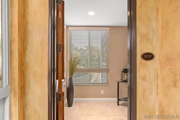 La Jolla, CA 92037,935 Genter St #207