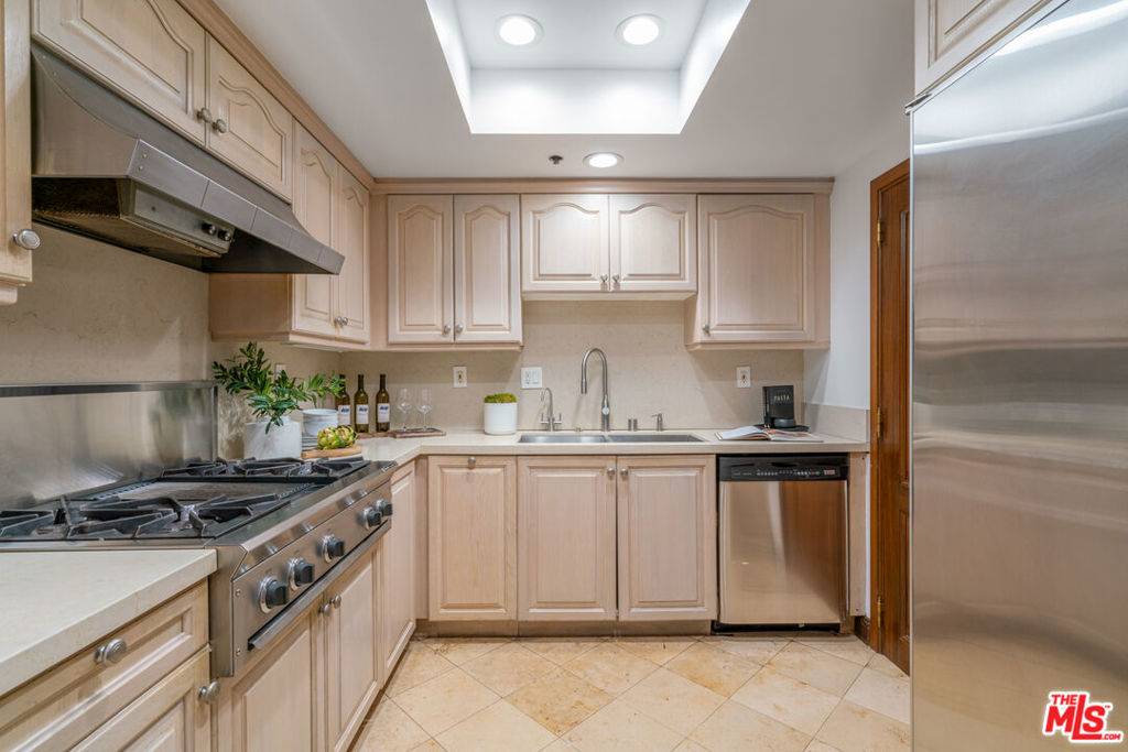 425 N MAPLE DR #202, Beverly Hills, CA 90210