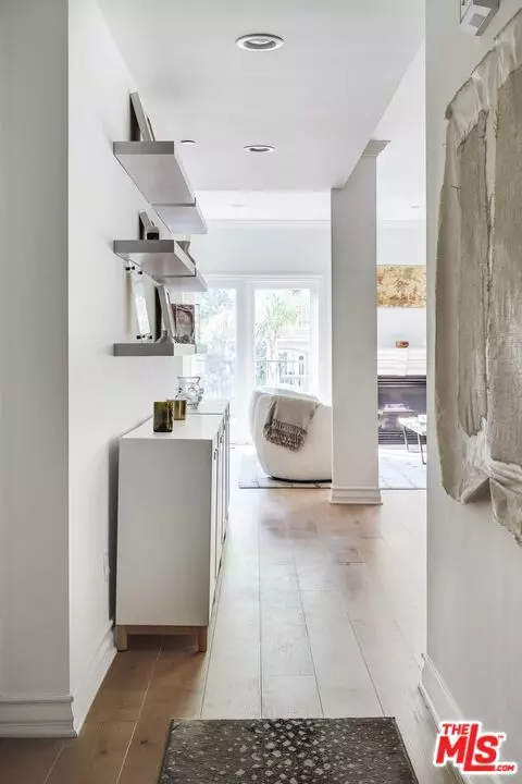 West Hollywood, CA 90048,118 S CLARK DR #203