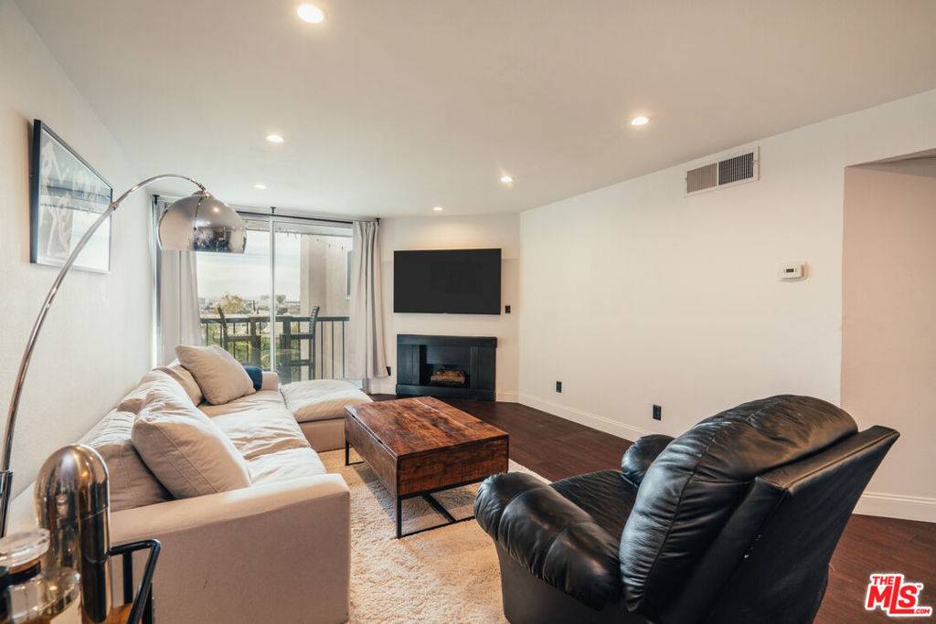 8530 HOLLOWAY DR #318, West Hollywood, CA 90069