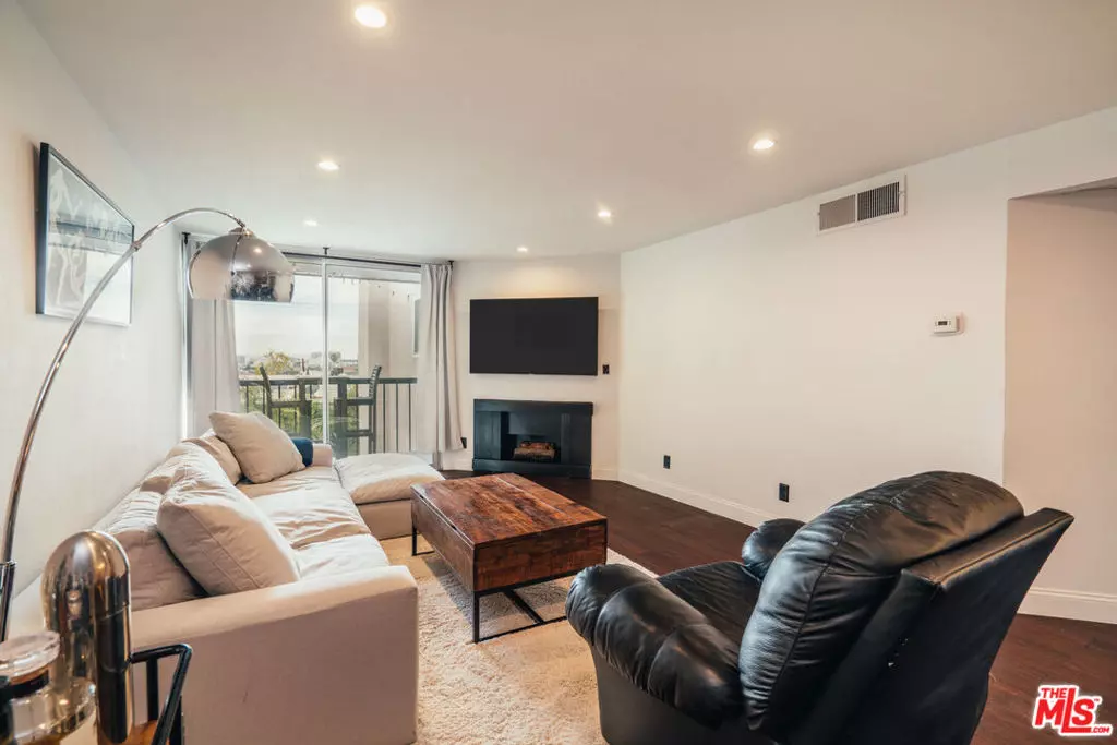 West Hollywood, CA 90069,8530 HOLLOWAY DR #318