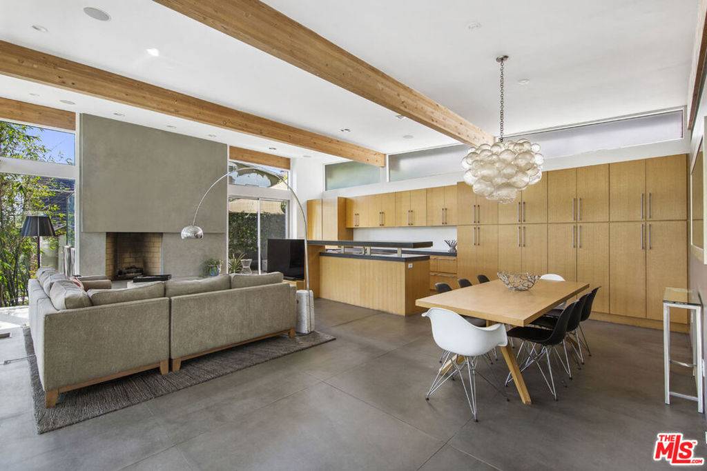 Los Angeles, CA 90026,1761 W SILVER DR