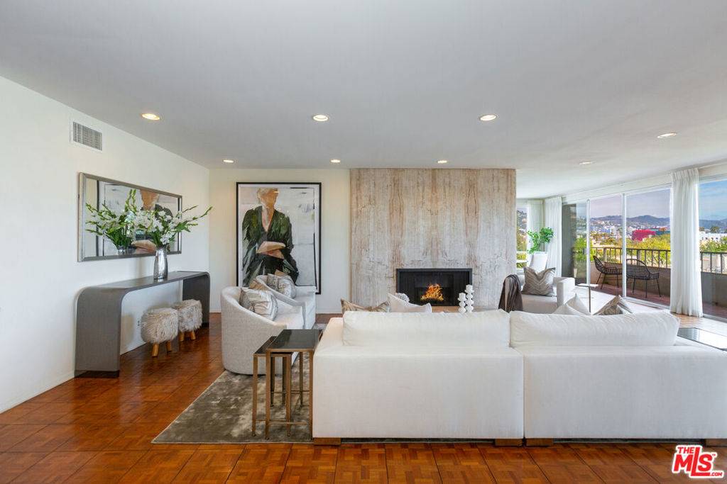 Beverly Hills, CA 90210,339 N PALM DR #504