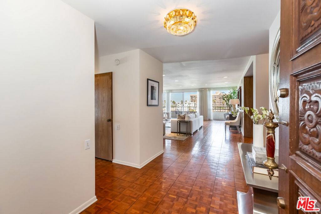Beverly Hills, CA 90210,339 N PALM DR #504