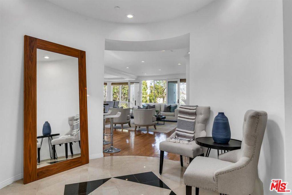 Beverly Hills, CA 90211,121 N ALMONT DR #301